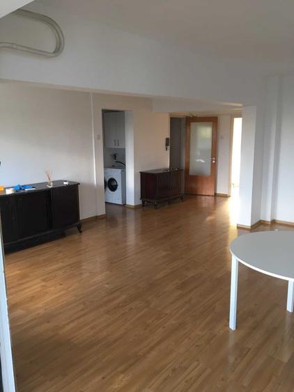 Apartament cu 3 camere decomandat în Lacul Tei