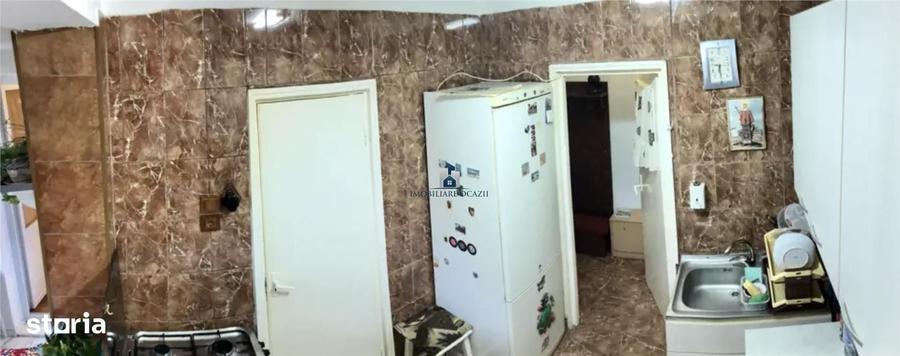Apartament cu 3 camere semidecomandat în Berceni