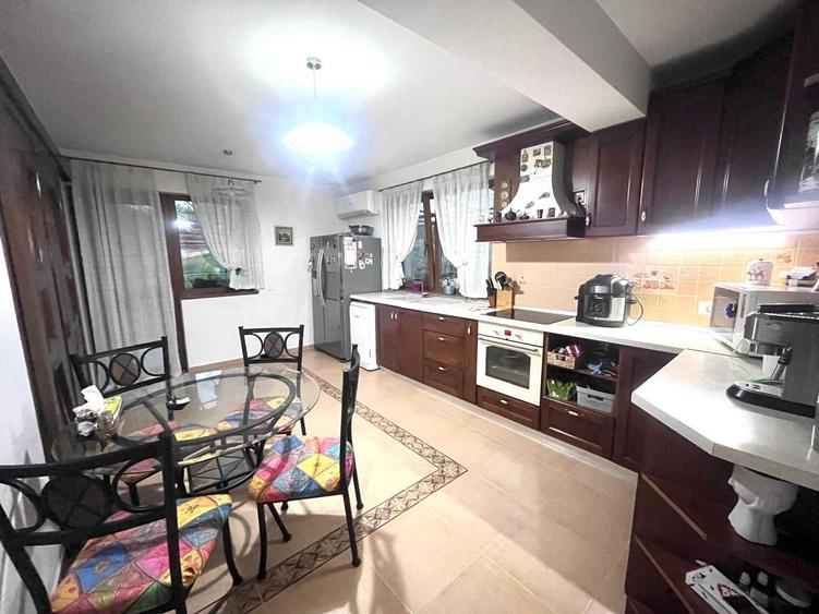 Casă cu 4 camere în Bucium