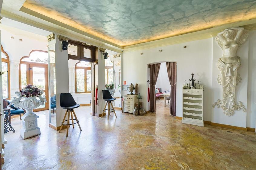 Casă individuală cu 21 camere cu Canalizare în Central