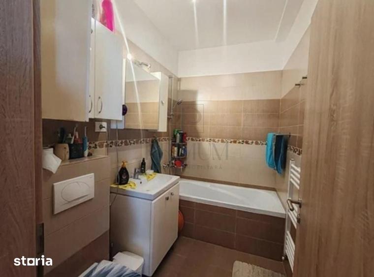 Apartament cu 3 camere în Plopi