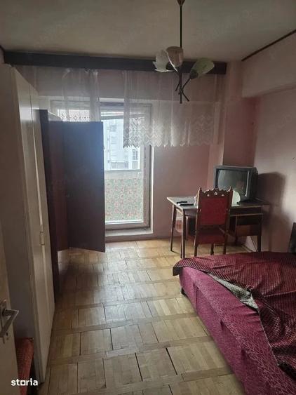 Apartament cu 3 camere decomandat în Calea București