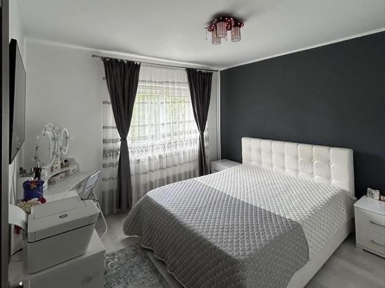 Apartament cu 3 camere decomandat, mobilat în Craiovița Nouă