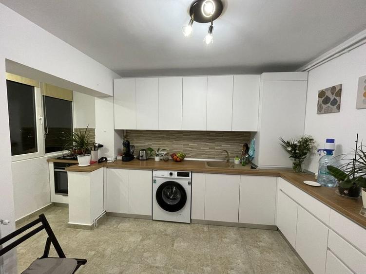 Apartament cu 3 camere decomandat în Micro 5