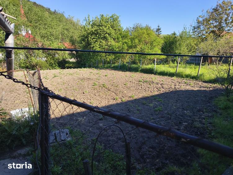 Casă cu 4 camere cu Teren 1000 Mp în Ceuaș