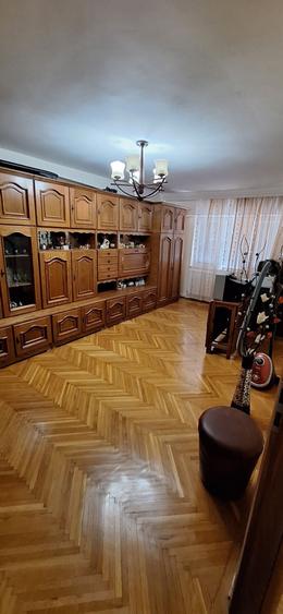 Apartament cu 3 camere decomandat în Exterior Vest