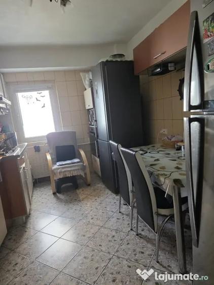 Apartament cu 3 camere decomandat în Sebastian