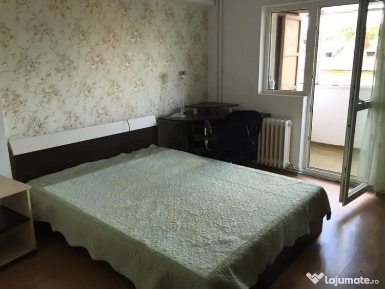 Apartament cu 3 camere decomandat în Independenței