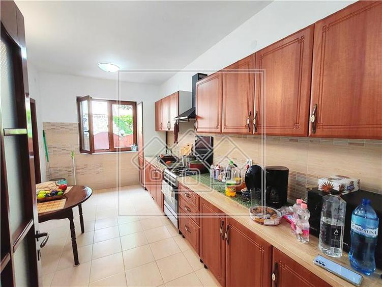 Casă individuală cu 6 camere cu Canalizare în Mohu