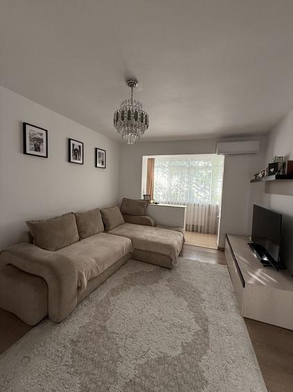 Apartament cu 3 camere semidecomandat în Central
