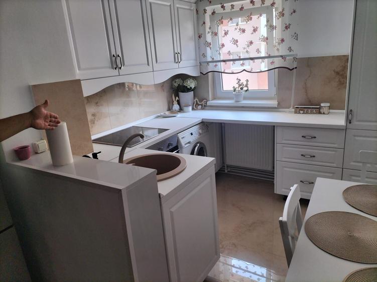 Apartament cu 3 camere decomandat în Cetate