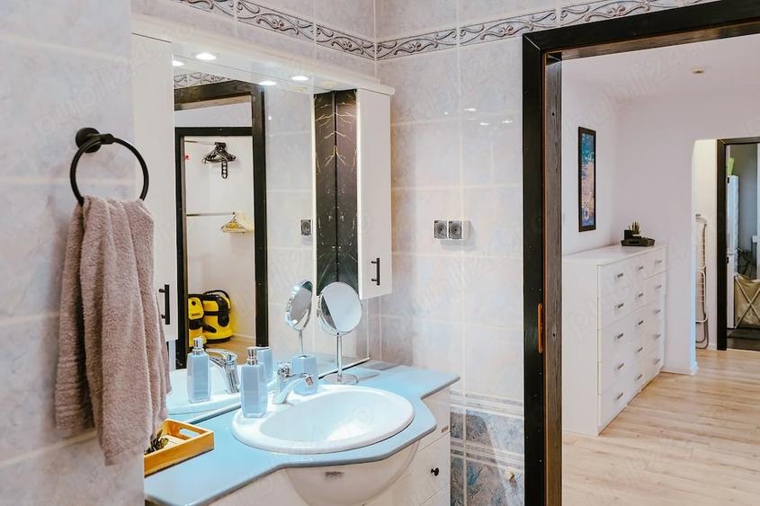 Apartament cu 4 camere decomandat în Central