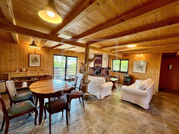 Casă individuală cu 4 camere cu Teren 2600 Mp în Central