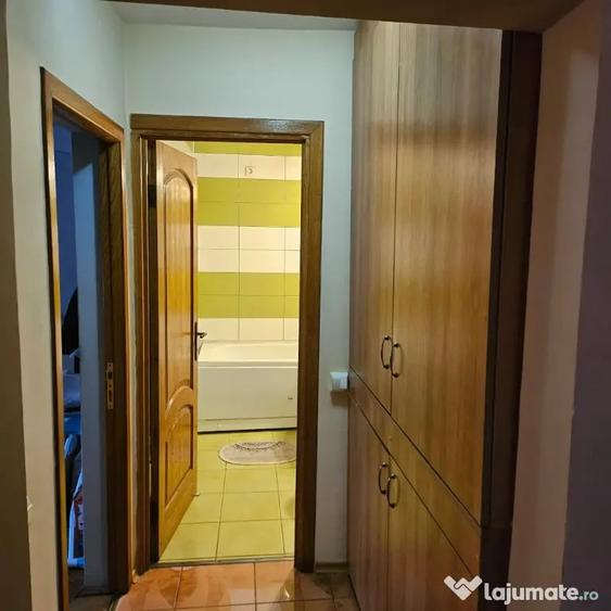 Apartament cu 3 camere semidecomandat în Broșteni