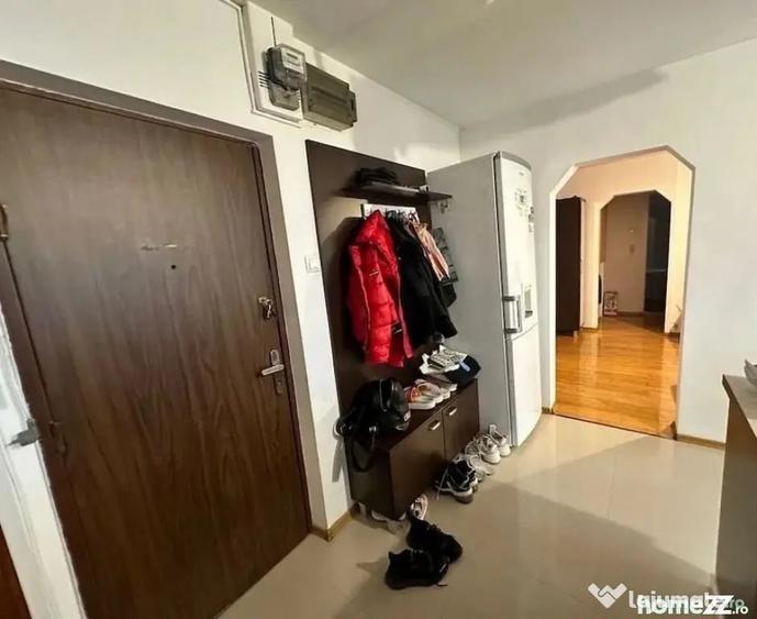 Apartament cu 3 camere semidecomandat în Sebastian