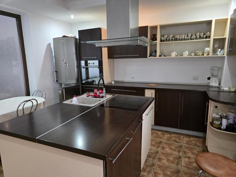 Casă individuală cu 4 camere decomandat cu Garaj în Central