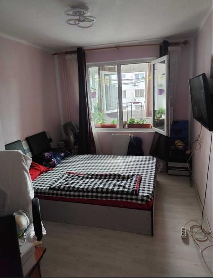 Apartament cu 4 camere decomandat în Crângași