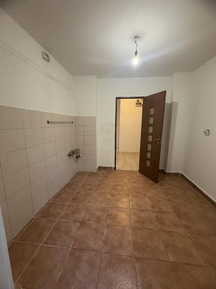 Apartament cu 3 camere semidecomandat în Titan