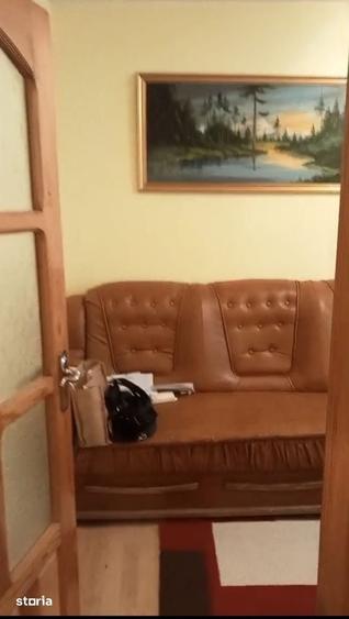 Apartament cu 3 camere în Podu Roș