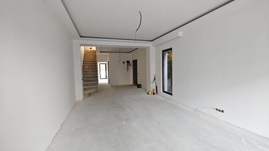 Duplex cu 4 camere cu Canalizare în Ostratu