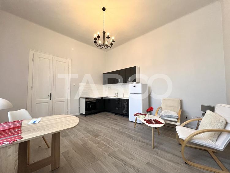 Apartament cu 3 camere semidecomandat, mobilat în Central