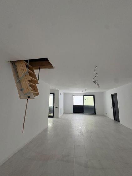 Casă cu 4 camere în Tineretului