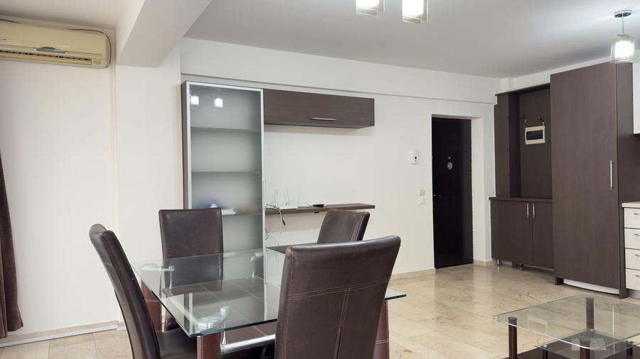 Apartament cu 2 camere semidecomandat, mobilat în Central