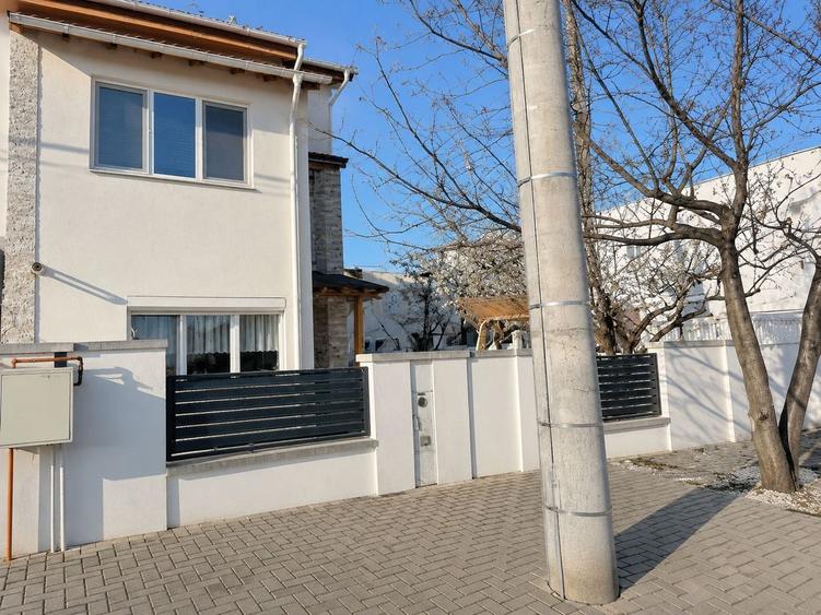 Casă individuală cu 4 camere cu Canalizare în Dumbrăvița