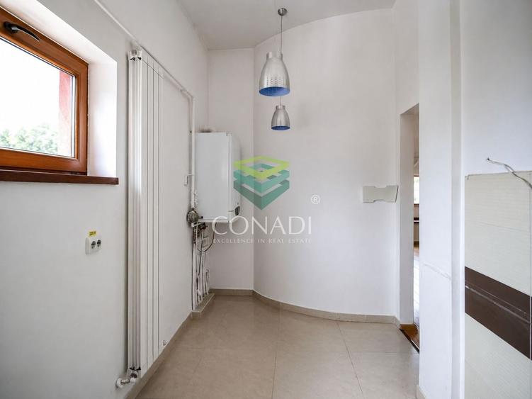 Casă individuală cu 8 camere cu Canalizare în Baicului