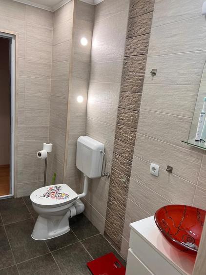 Apartament cu 4 camere decomandat, mobilat în Central