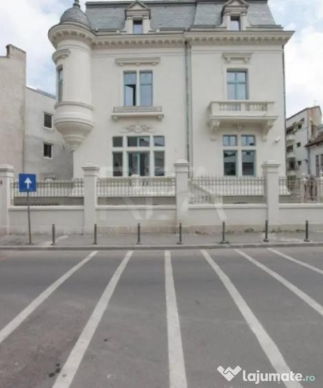 Casă cu 18 camere cu Teren 684 Mp în Centrul Istoric