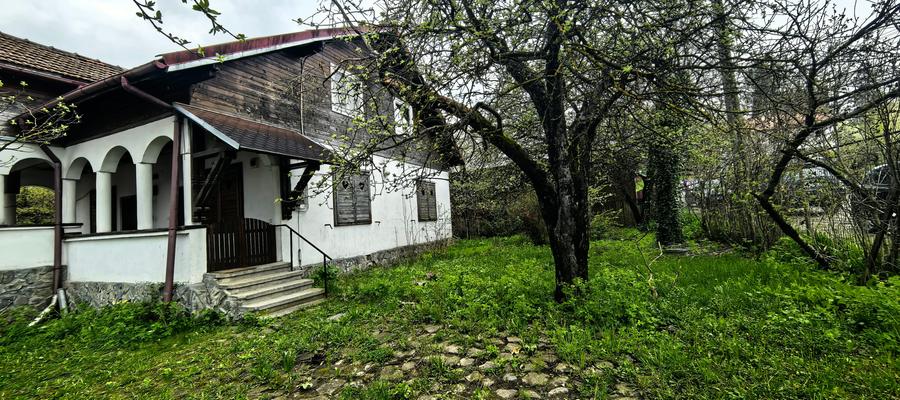 Casă individuală cu 6 camere cu Teren 593 Mp în Est