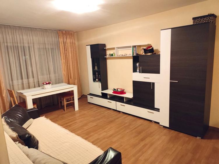 Apartament cu 3 camere decomandat în Cetate