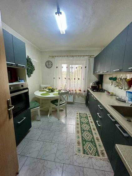Apartament cu 3 camere decomandat în Berceni