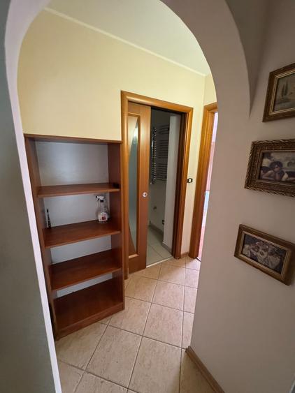 Apartament cu 3 camere semidecomandat în Berceni