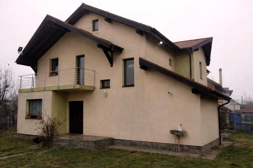 Casă cu 5 camere cu Teren 553 Mp în Stupini