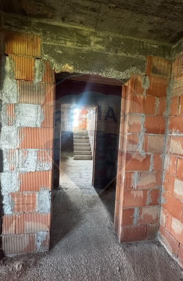 Casă cu 5 camere cu Teren 1000 Mp în Costâna