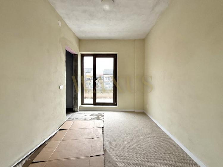 Apartament cu 3 camere semidecomandat în Borhanci