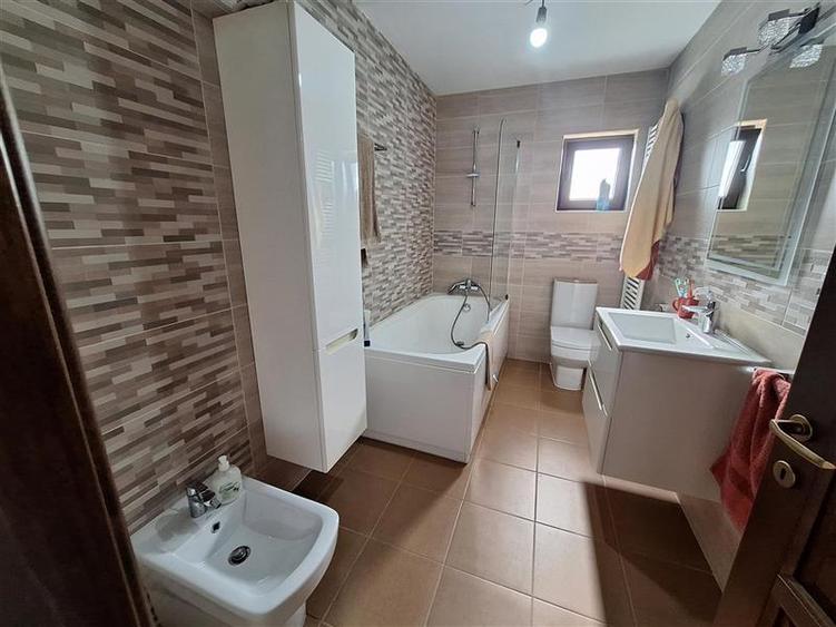 Casă individuală cu 4 camere cu Teren 1000 Mp în 9 Mai