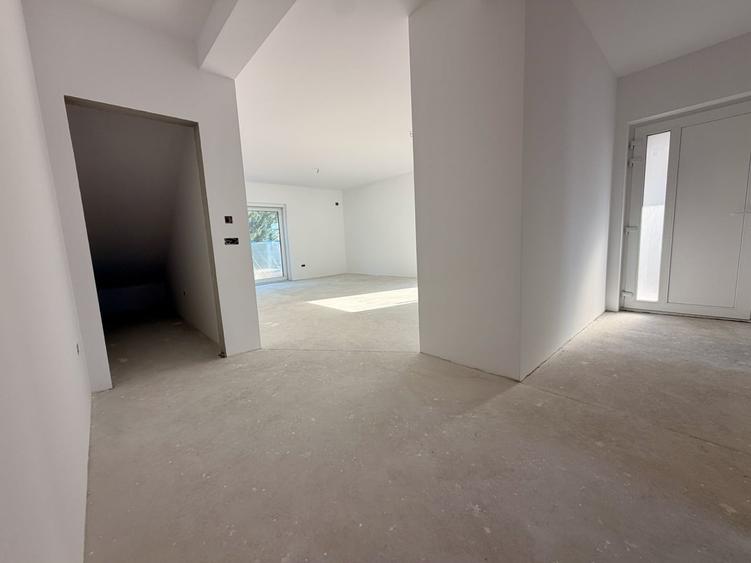 Duplex cu 4 camere cu Canalizare în Dumbrăvița