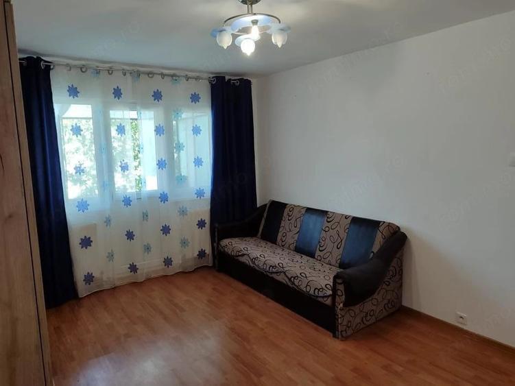 Apartament cu 3 camere decomandat în Milcov