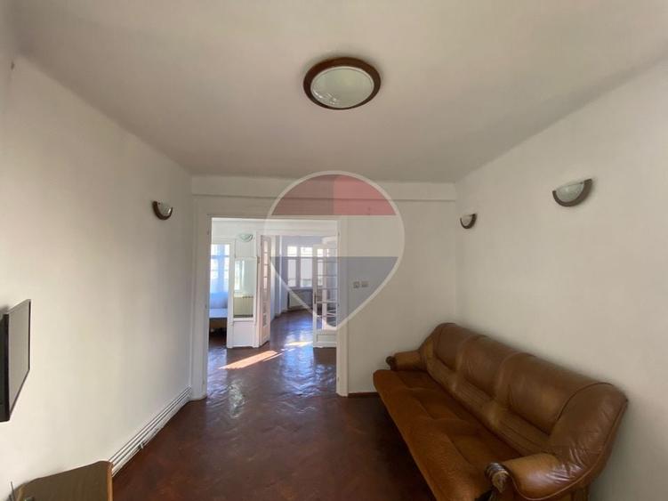 Apartament cu 3 camere decomandat în Periferie