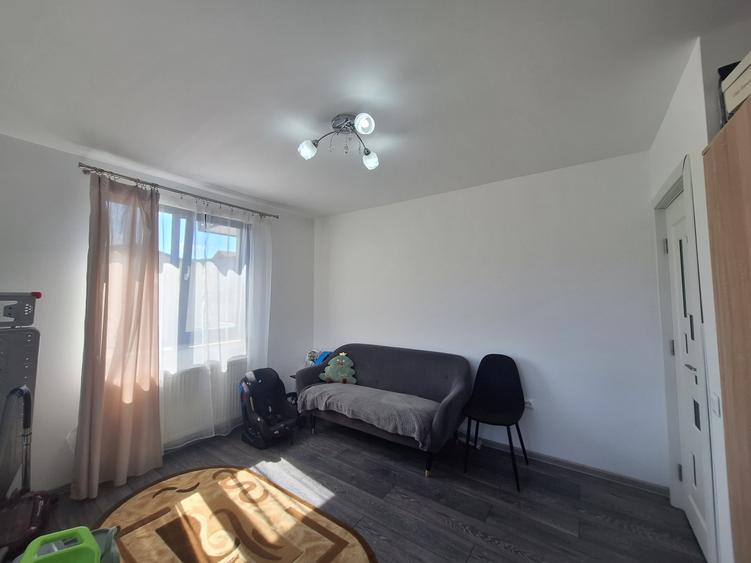 Apartament cu 3 camere semidecomandat, mobilat în Florești