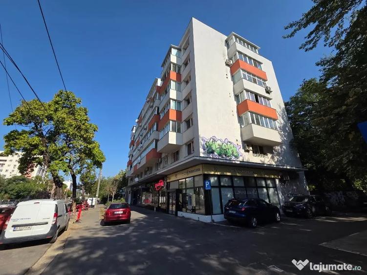 Apartament cu 3 camere semidecomandat în Domenii