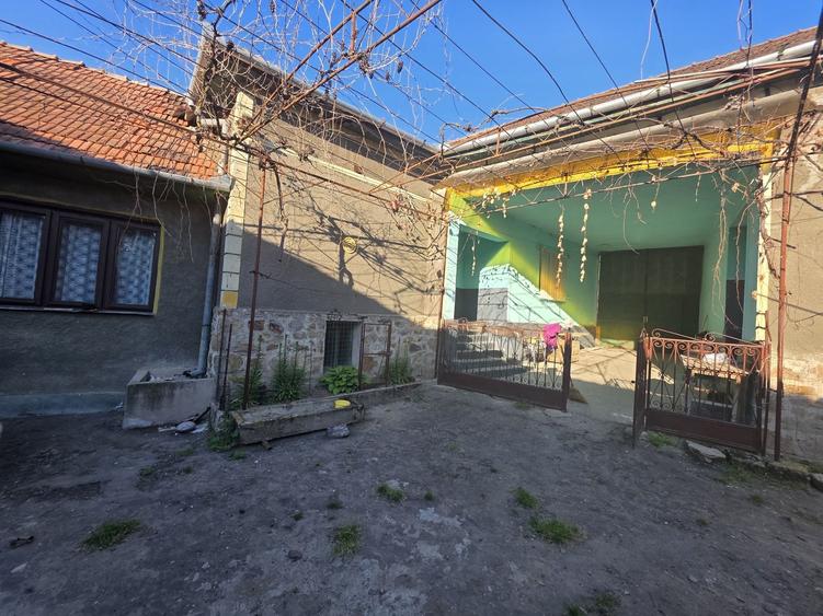 Casă cu 4 camere în Sânnicolau de Beiuș