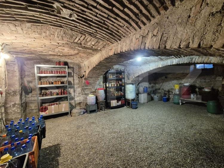 Casă individuală cu 10 camere cu Canalizare în Sânpetru