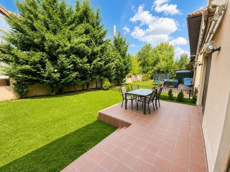 Duplex cu 6 camere cu Piscina în Iancu Nicolae
