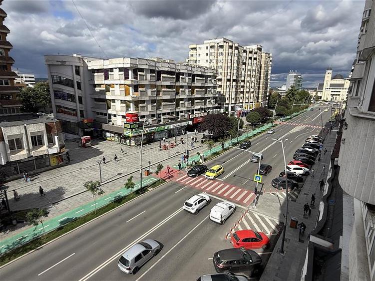 Apartament cu 3 camere decomandat în Ultracentral