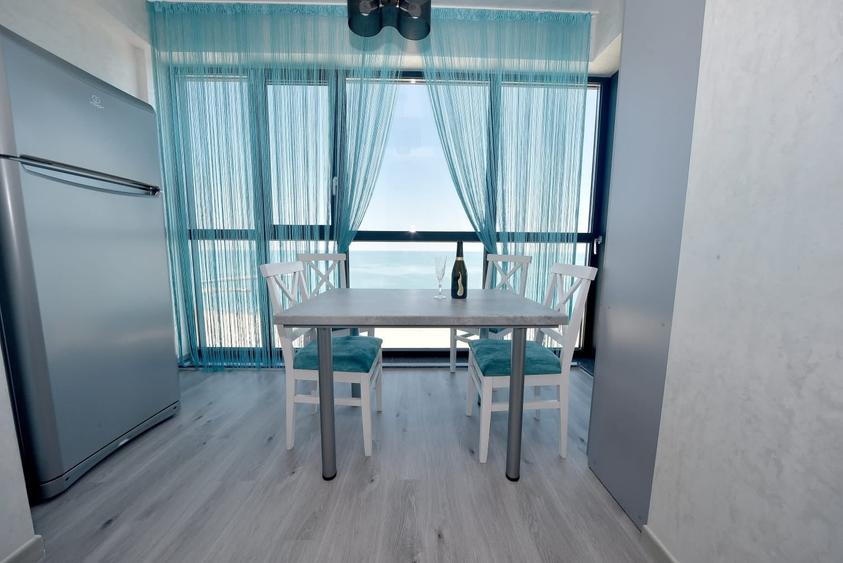 Apartament cu 3 camere decomandat, mobilat în Faleza Nord