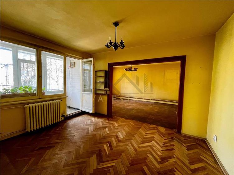 Apartament cu 4 camere semidecomandat în Punctele Cardinale